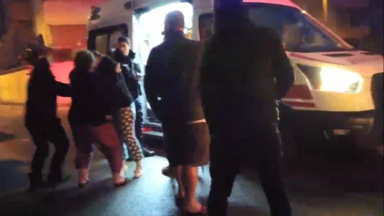 Kontrolden çıkan otomobil çitleri aşıp evin bahçesine daldı