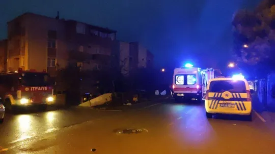 Kontrolden çıkan otomobil çitleri aşıp evin bahçesine daldı