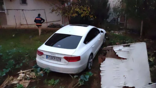 Kontrolden çıkan otomobil çitleri aşıp evin bahçesine daldı