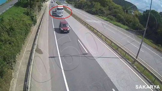 Kontrolden çıkan otomobil kaldırımdaki kadına çarptı