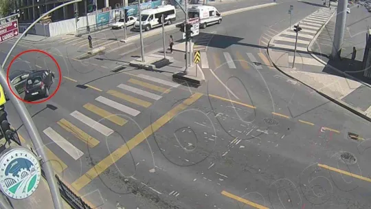 Kontrolden çıkan otomobil kaldırımdaki kadına çarptı