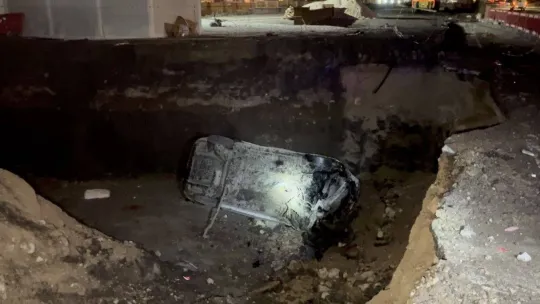 Kontrolden çıkan otomobil metro inşaatına uçtu: 1 yaralı