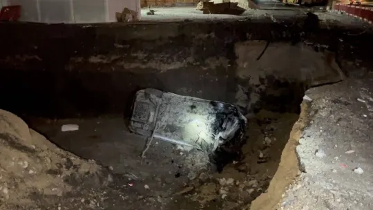 Kontrolden çıkan otomobil metro inşaatına uçtu: 1 yaralı