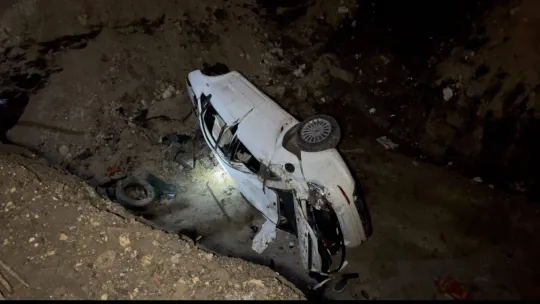 Kontrolden çıkan otomobil metro inşaatına uçtu: 1 yaralı