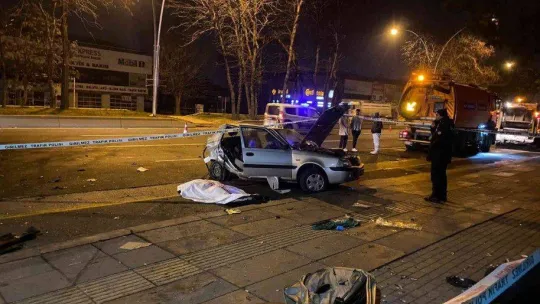 Kontrolden çıkan otomobil önünde seyir halinde olan araca çarptı: 2 ölü, 1'i ağır 3 yaralı