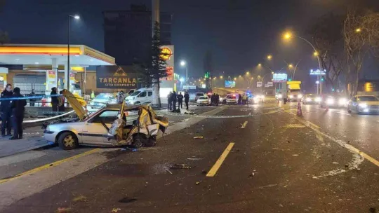 Kontrolden çıkan otomobil önünde seyir halinde olan araca çarptı: 2 ölü, 1'i ağır 3 yaralı