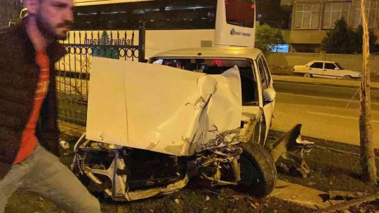 Kontrolden çıkan otomobil orta refüje çıktı: 1 yaralı