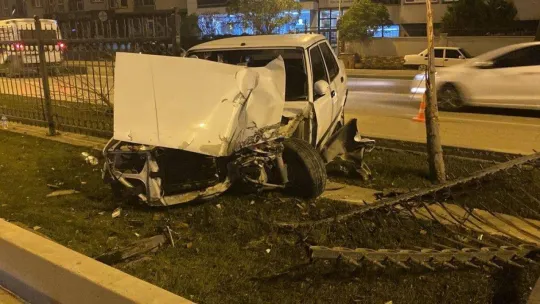 Kontrolden çıkan otomobil orta refüje çıktı: 1 yaralı