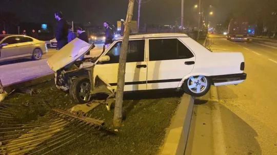 Kontrolden çıkan otomobil orta refüje çıktı: 1 yaralı