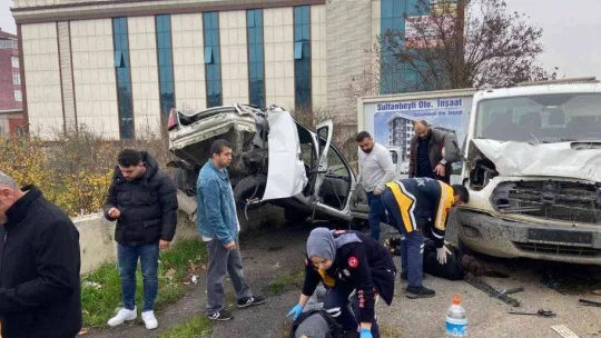 Kontrolden çıkan otomobil park halindeki kamyonete çarparak takla attı: 3 yaralı