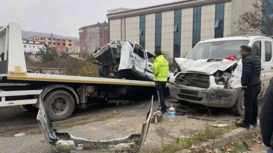 Kontrolden çıkan otomobil park halindeki kamyonete çarparak takla attı: 3 yaralı