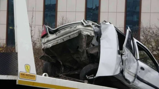 Kontrolden çıkan otomobil park halindeki kamyonete çarparak takla attı: 3 yaralı