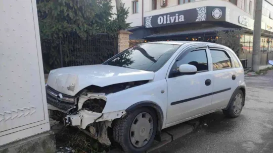 Kontrolden çıkan otomobil, şebeke kutusuna çarptı: 1 yaralı