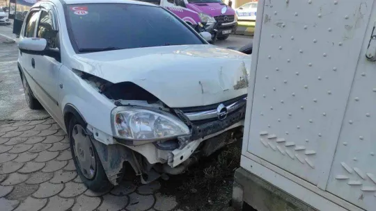 Kontrolden çıkan otomobil, şebeke kutusuna çarptı: 1 yaralı