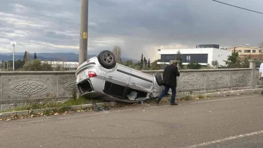 Kontrolden çıkan otomobil takla attı