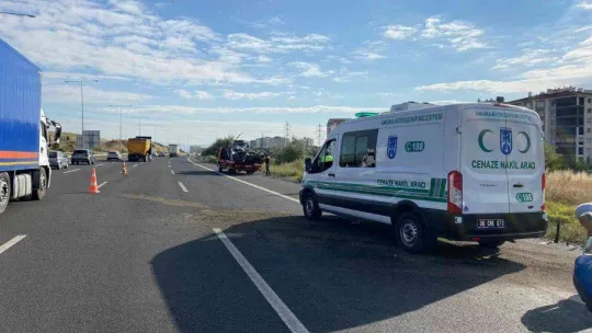 Kontrolden çıkan otomobil trafik levhasına çarptı: 1 ölü 2 yaralı