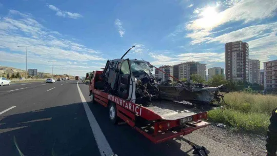 Kontrolden çıkan otomobil trafik levhasına çarptı: 1 ölü 2 yaralı