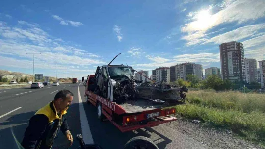 Kontrolden çıkan otomobil trafik levhasına çarptı: 1 ölü 2 yaralı
