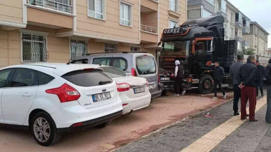 Kontrolden çıkan tır 8 aracı hurdaya çevirdi