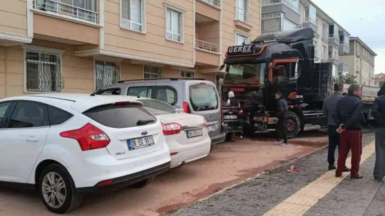 Kontrolden çıkan tır 8 aracı hurdaya çevirdi