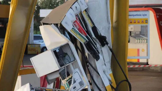 Kontrolden çıkan tır akaryakıt istasyonuna daldı, ortalık savaş alanına döndü