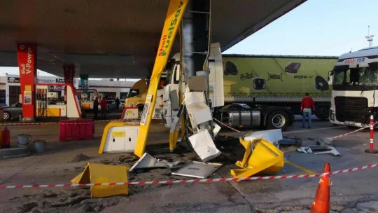 Kontrolden çıkan tır akaryakıt istasyonuna daldı, ortalık savaş alanına döndü