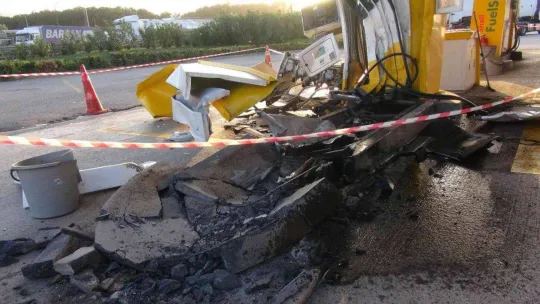 Kontrolden çıkan tır akaryakıt istasyonuna daldı, ortalık savaş alanına döndü