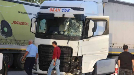 Kontrolden çıkan tır akaryakıt istasyonuna daldı, ortalık savaş alanına döndü