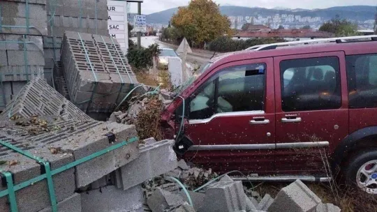 Kontrolden çıkıp birketlere çarptı