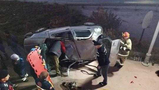 Kontrolden çıkıp takla atan otomobil park halindeki araçlara çarptı