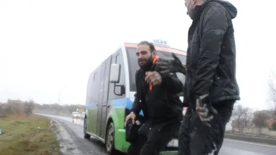 Köpeğe çarpmamak için manevra yapıp tarlaya girdi, aracının başında gözyaşı döktü