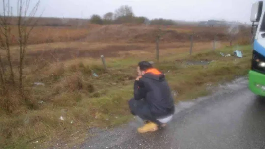 Köpeğe çarpmamak için manevra yapıp tarlaya girdi, aracının başında gözyaşı döktü