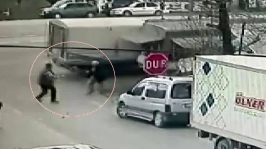 Köpeğe çarpmamak için manevra yaptı kamyonete çarptı