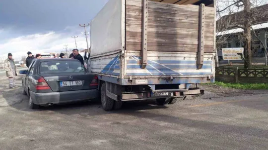 Köpeğe çarpmamak için manevra yaptı kamyonete çarptı