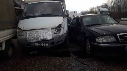 Köpeğe çarpmamak için manevra yaptı kamyonete çarptı