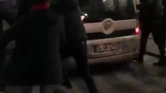 Köpeğe şiddet uygulayan şahıs, hayvanseverlerin elinden zor kurtuldu