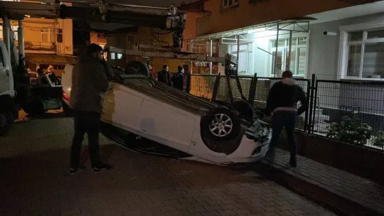 Köpekten kaçarken otomobiliyle takla attı: 3 yaralı