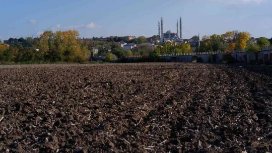 Korkutan rapor korkutan görüntü: Kuraklık toprağı taş gibi yaptı, çiftçi ekim yapamıyor