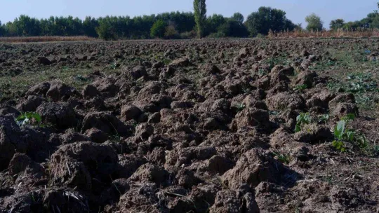 Korkutan rapor korkutan görüntü: Kuraklık toprağı taş gibi yaptı, çiftçi ekim yapamıyor