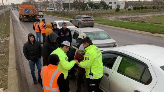 Korna çaldıkları sürücü durunca zincirleme kaza yaşandı: O anlar kamerada
