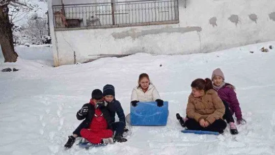 Köyde çocukların kayak keyfi