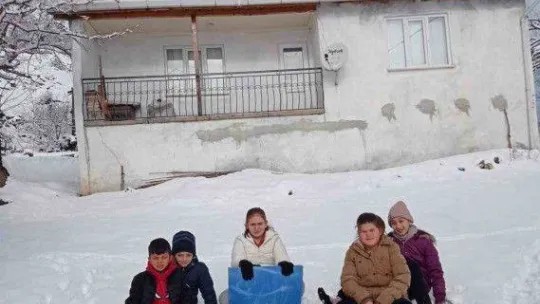 Köyde çocukların kayak keyfi
