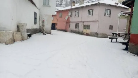 Köyde çocukların kayak keyfi