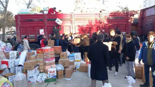 Kozan'dan 5 tır dolusu ihtiyaç malzemesi yola çıktı