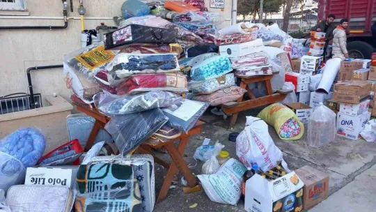 Kozan'dan 5 tır dolusu ihtiyaç malzemesi yola çıktı