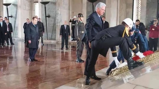 Küba Devlet Başkanı Bermudez, Anıtkabir'i ziyaret etti