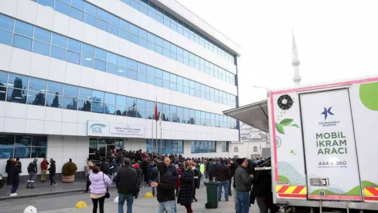 Küçükçekmece Belediyesi'nden EYT için bekleyenlere ikram