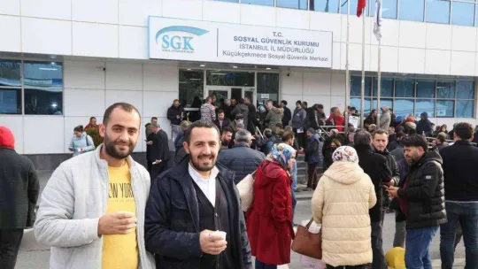 Küçükçekmece Belediyesi'nden EYT için bekleyenlere ikram