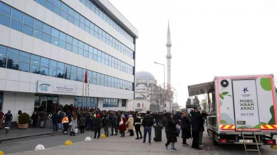 Küçükçekmece Belediyesi'nden EYT için bekleyenlere ikram