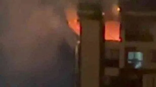 Küçükçekmece'de 14 katlı binada çıkan yangın büyük paniğe neden oldu